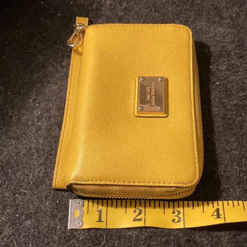 Very rare Michael Kors yellow wristlet - Picture 7 of 7